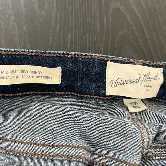 Universal threads mid-rise curvy skinny jeans - Picture 3 of 4